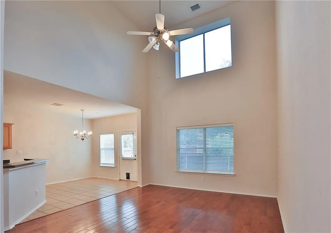 2 bed, 2.5 bath, 1300 sqft, $2,100 — Photo 2