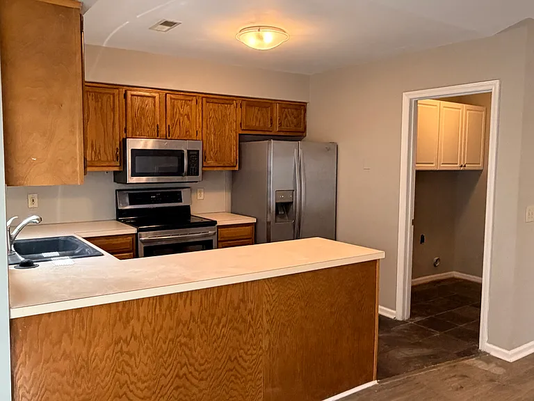 113 W Victoria Ct #F — Photo 12