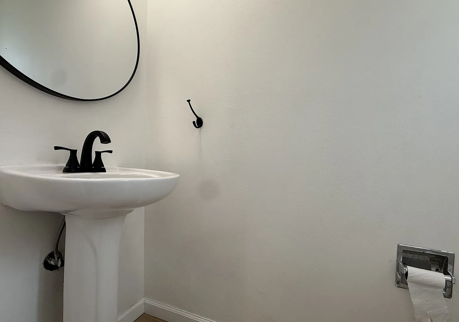 3BD/1.5BA - Beautifully Updated Lynn Park Townhome with Water and Garbage Included — Photo 3