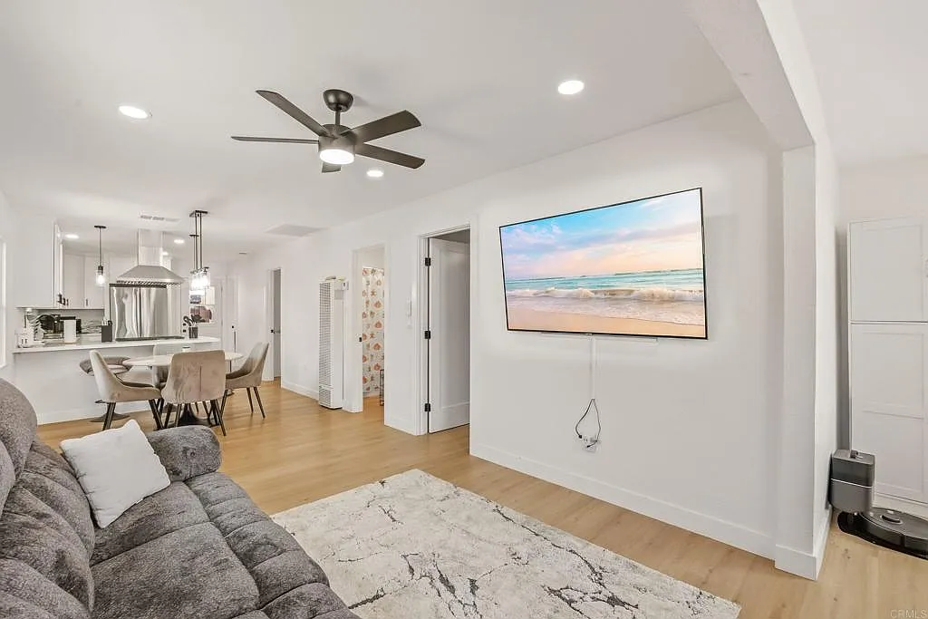 3 bed, 1001 sqft, $3,500 — Photo 2