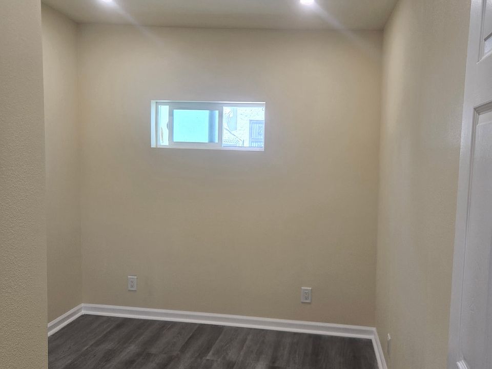 2nd image of 1050 Hyperion Ave #1/2