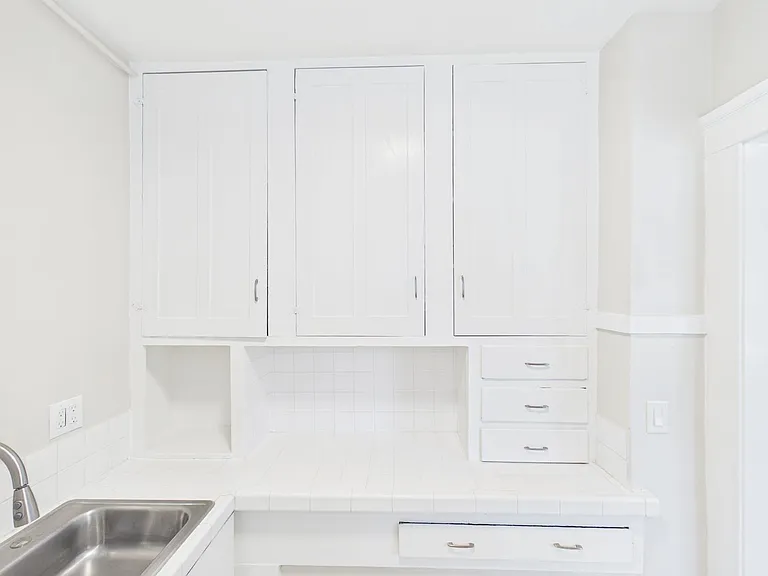 Grandview Apartments — Photo 16
