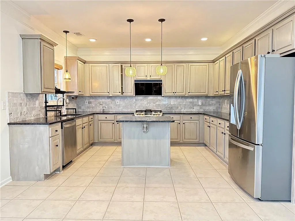 4 bed, 2.5 bath, 3314 sqft, $2,700 — Photo 3