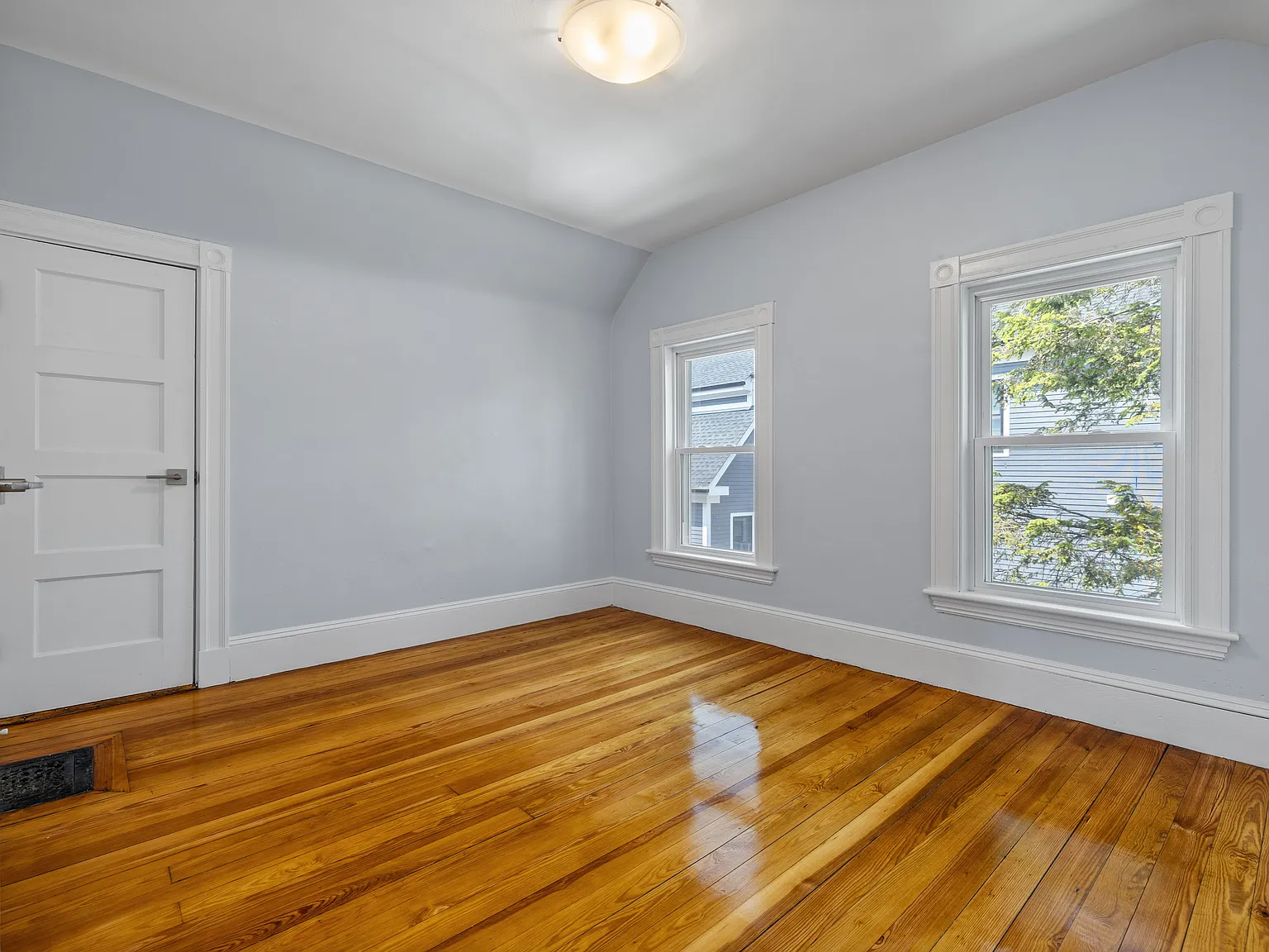 5 bed, 999 sqft, $6,600 — Photo 3