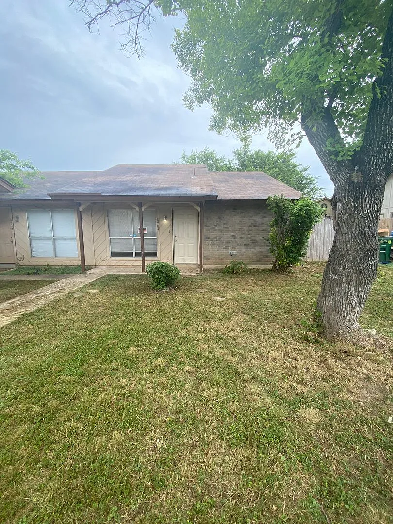 8904 Meadow Trace — Photo 1