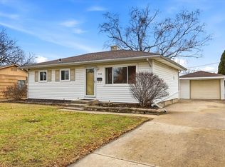 900 Brentwood Dr, Joliet, IL 60435