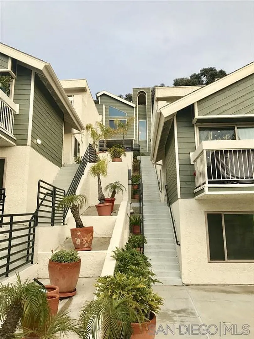 Spacious 2 Bedroom Townhome In Point Loma — Photo 1