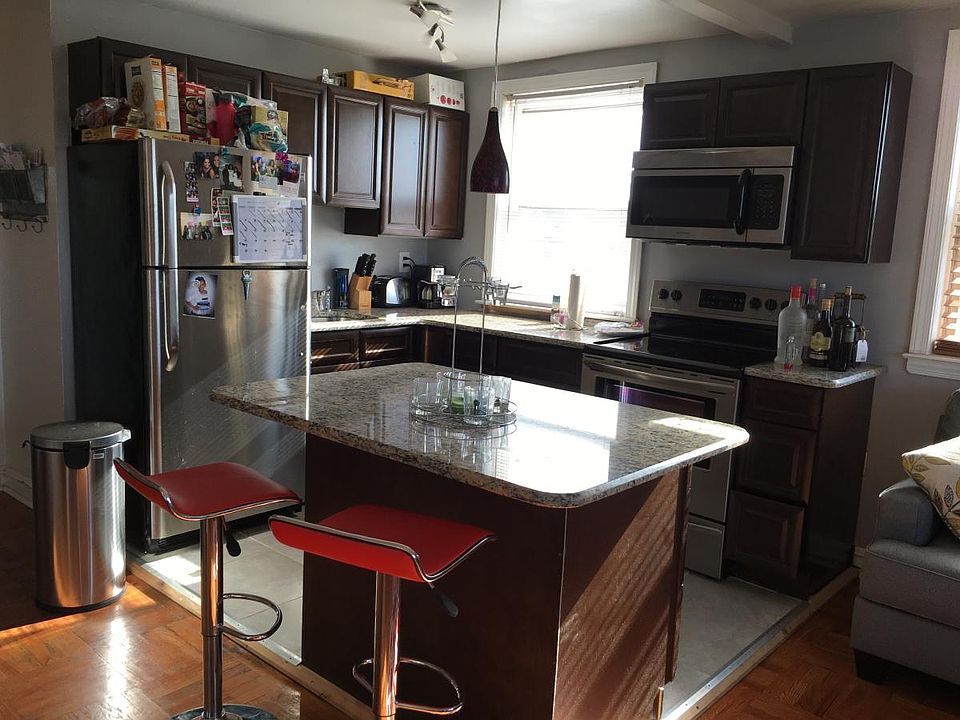 2nd image of 3000 Glenview St