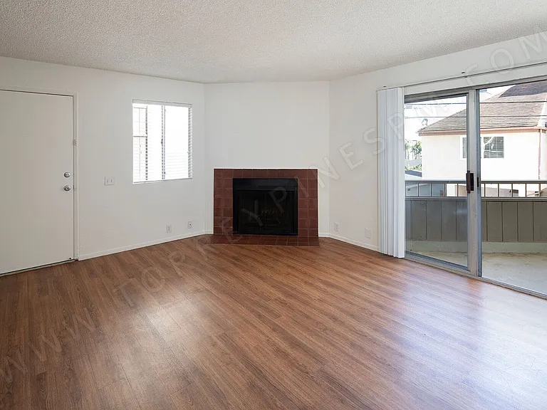 1935-41 Emerald Street — Photo 2