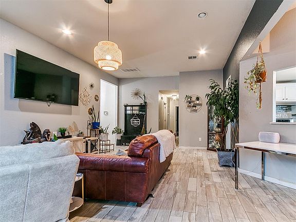 4th image of 724 McConnell Dr