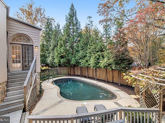 2nd image of 2840 Linden Ln