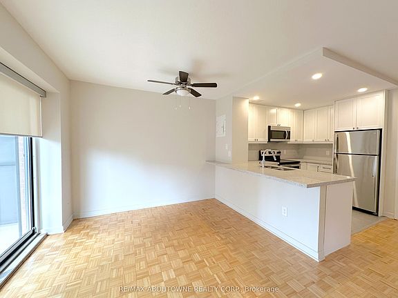 5th image of 135 Allan St #306