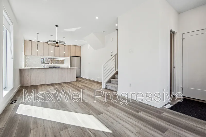 Building Photo - 10427 70th Ave NW #2