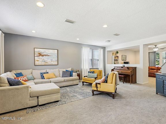 4th image of 864 COLLINSWOOD Drive W