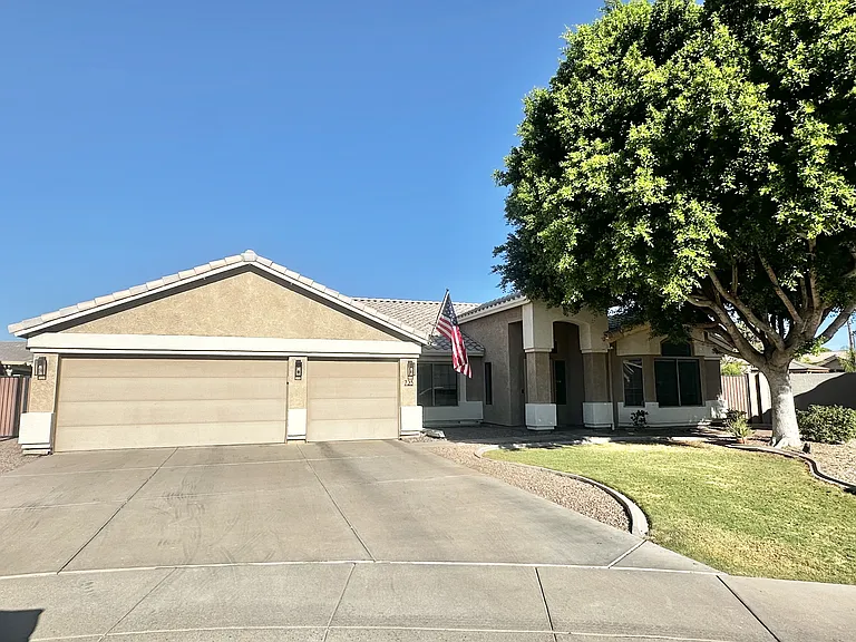 723 W Leah Ct — Photo 1