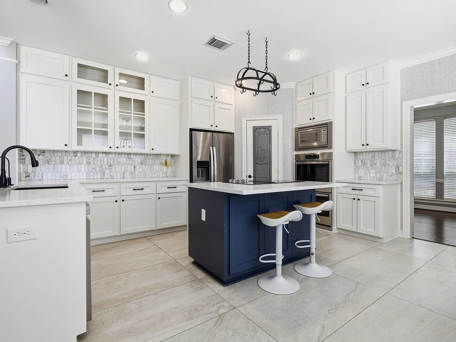 5 bed, 4.0 bath, 3501 sqft, $4,900 — Photo 2
