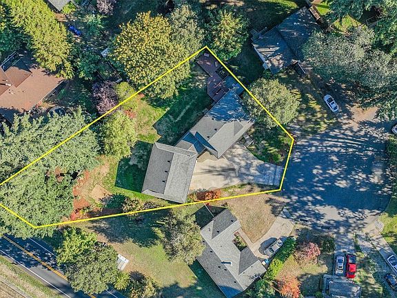 3rd image of 716 Cottonwood Court SE