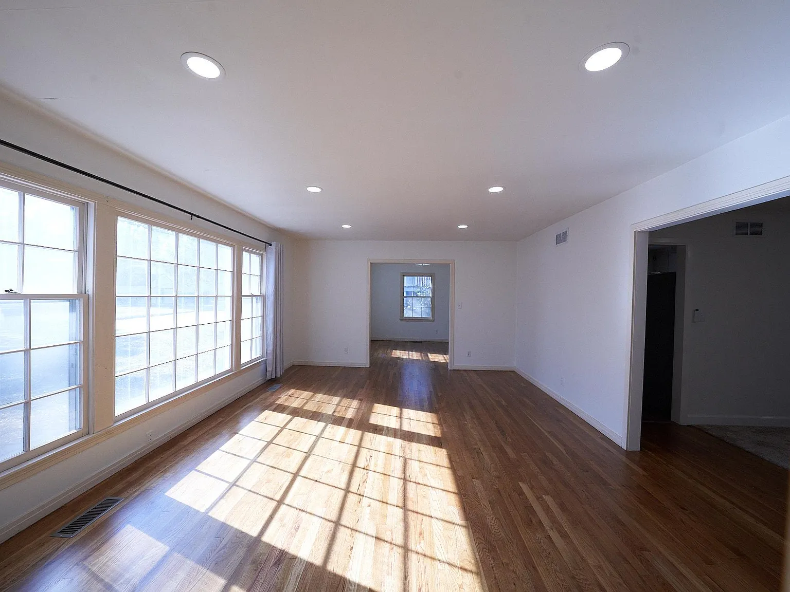 3 bed, 2000 sqft, $1,600 — Photo 2