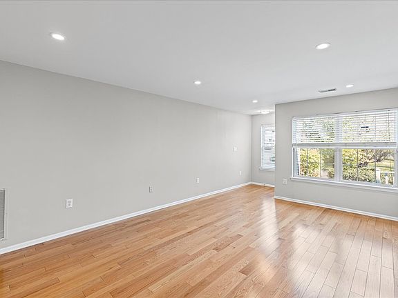4th image of 302 Wellington Park Dr