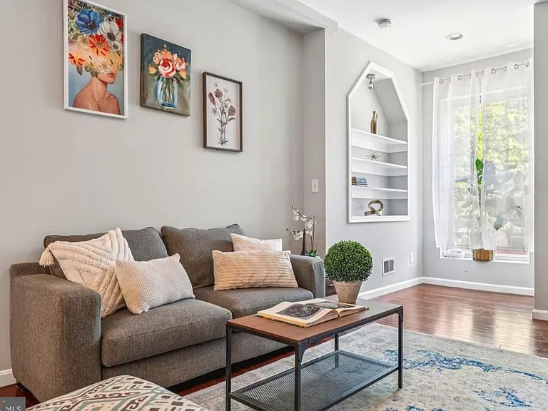 424 N Luzerne Ave — Photo 2