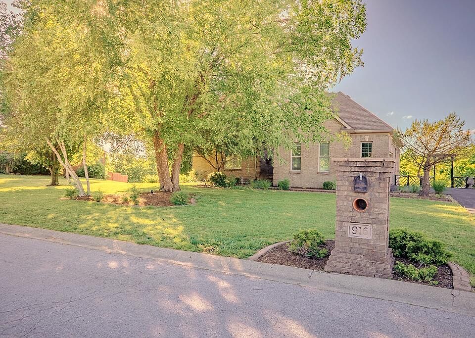 1st image of 916 Country Oaks Dr