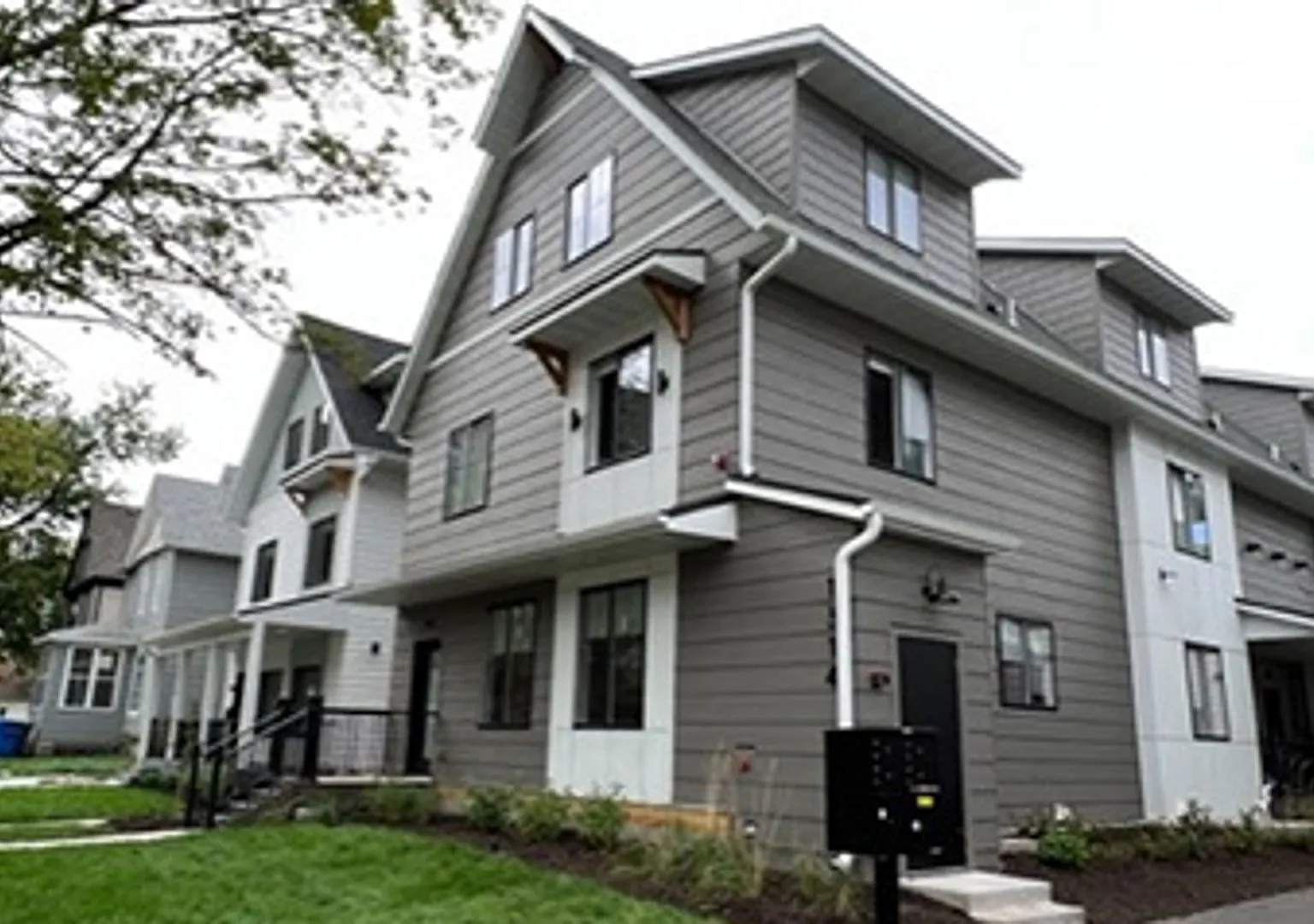 1314 8th St SE (Fourplex) — Photo 2