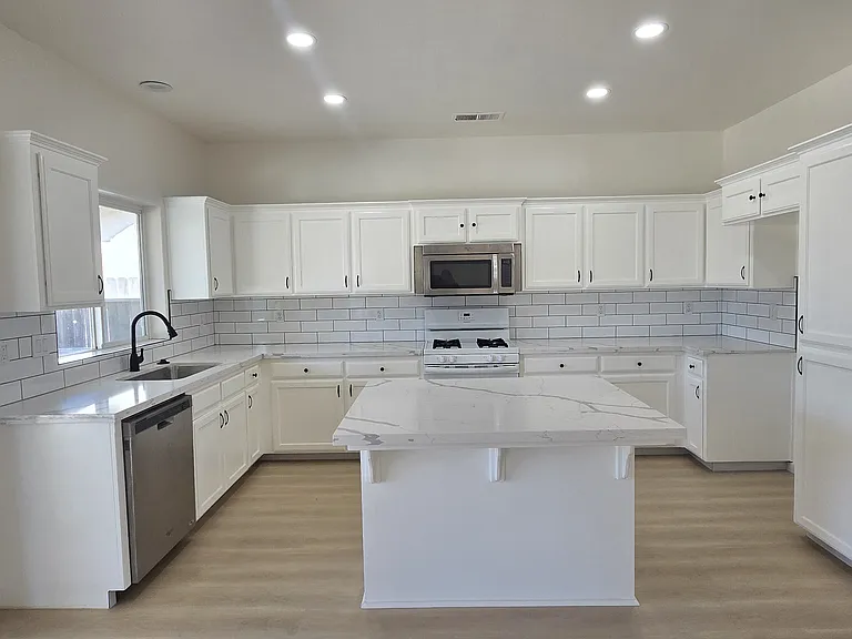 1114 Oak Ave — Photo 2