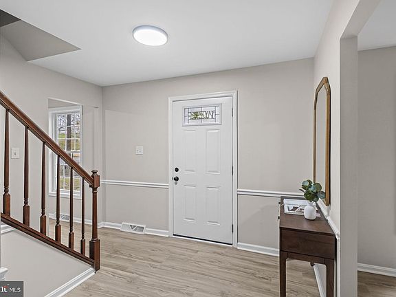 4th image of 528 Clarks Run Rd