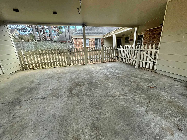 2420 Stratfield Dr — Photo 26