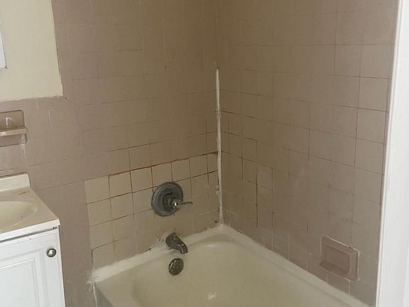 3rd image of 68 Jackson St APT 3R