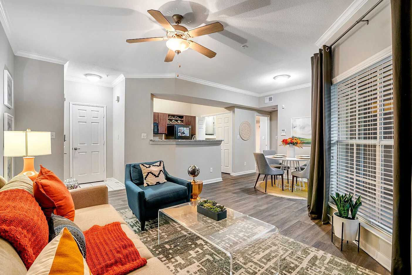 Hollister Place — Photo 1