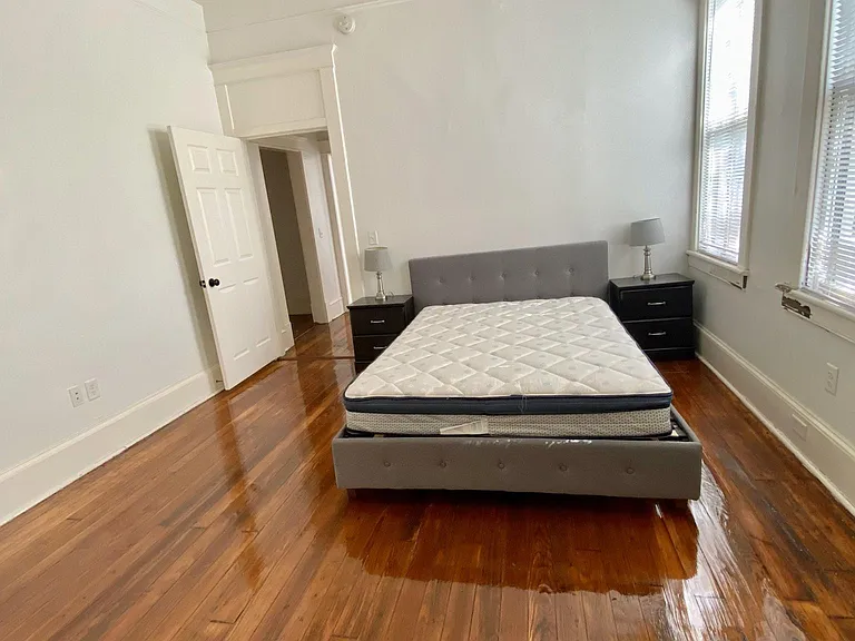 130 E Waldburg St — Photo 13