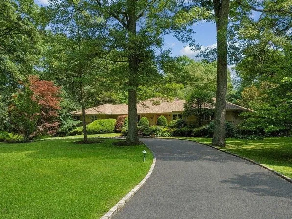 249 Glen Cove Road, Old Westbury, NY 11568
