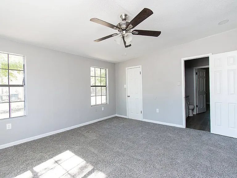 605 N Main St — Photo 17