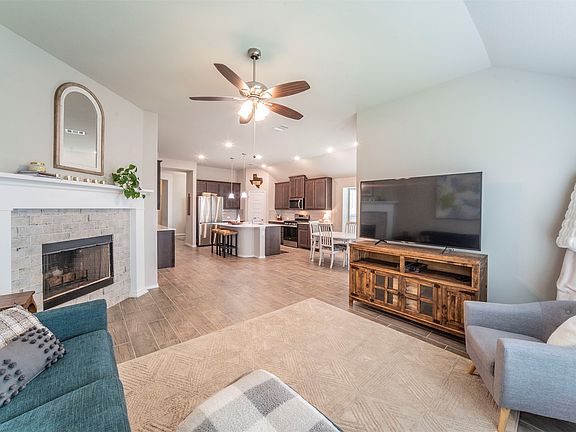 4th image of 1828 Abelia Ln