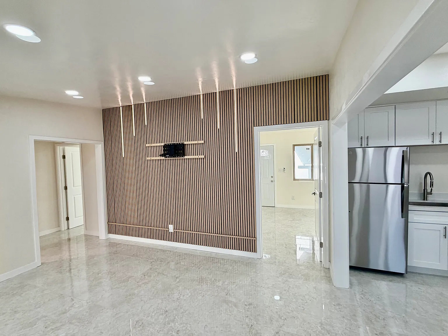 2 bed, 750 sqft, $2,400 — Photo 1
