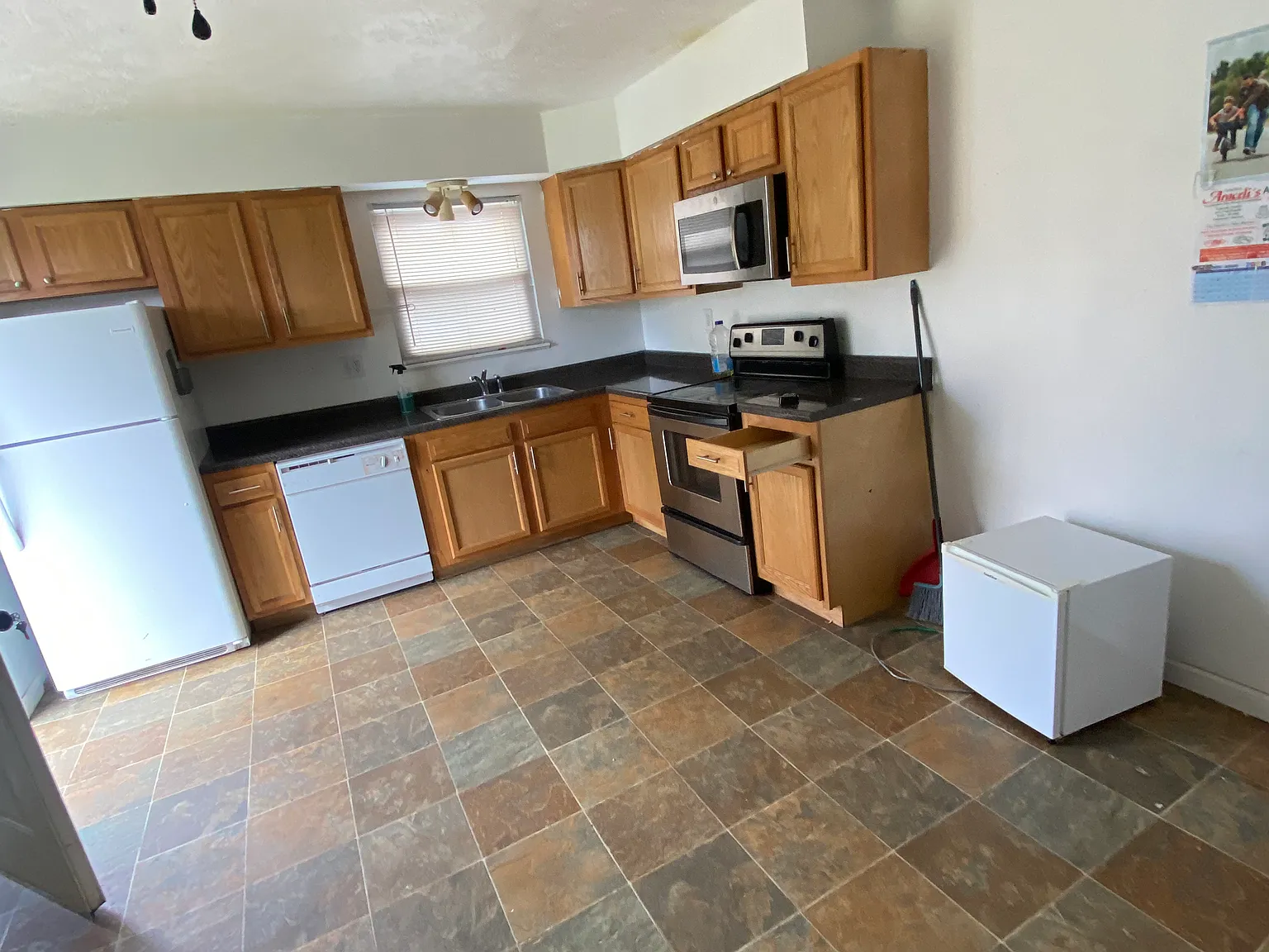 3 bed, 1025 sqft, $1,400 — Photo 2