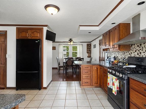 5th image of 8771 Larchmont Dr