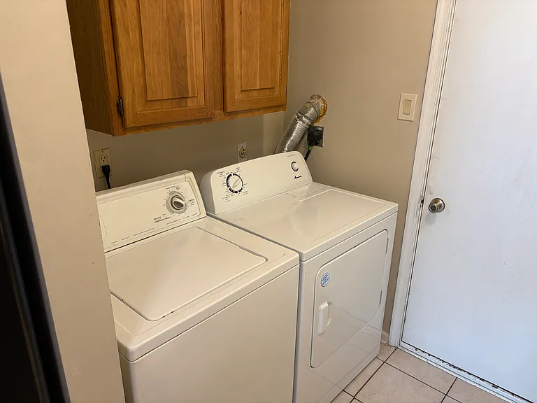 323 Milford Ct — Photo 14