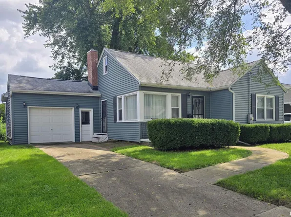 1710 Crescent Dr, Pekin, IL 61554