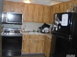 440 E John St, Lindenhurst, NY 11757