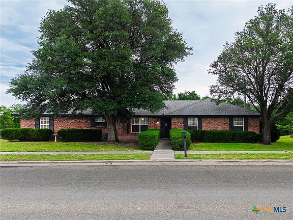 3rd image of 810 Courtney Ln