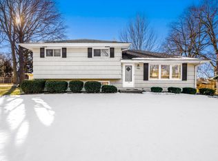 707 Inverness Rd, Lisle, IL 60532