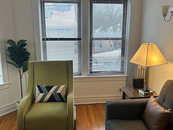 3rd image of 1911 W Larchmont Ave APT 3A