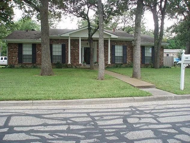 1222 Merry Oaks Dr — Photo 3