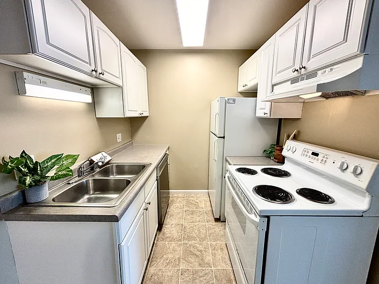 702 W Badger Rd #9 — Photo 1
