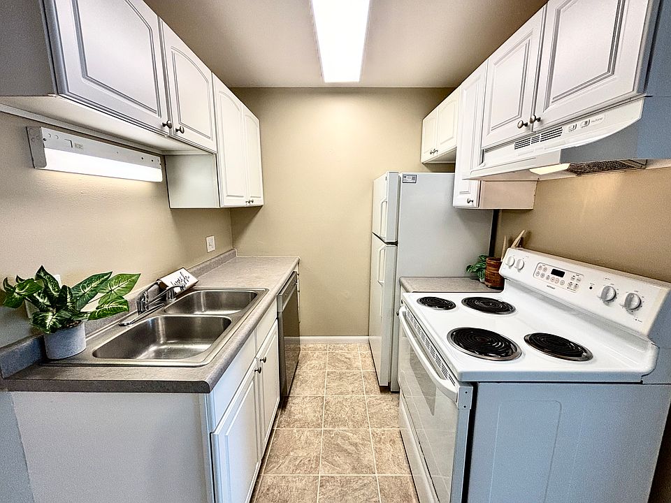 1st image of 702 W Badger Rd APT 9