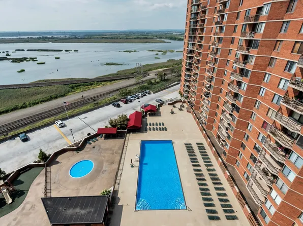 2140 Harmon Cv #2140, Secaucus, NJ 07094