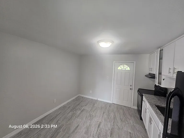 2572 Seneca Ave — Photo 4