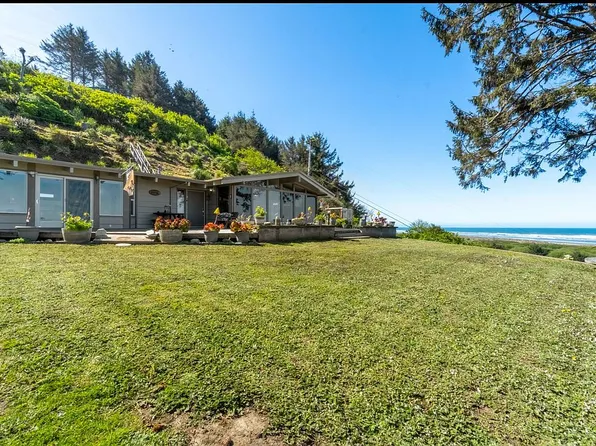 5078 Patrick Creek Dr, McKinleyville, CA 95519
